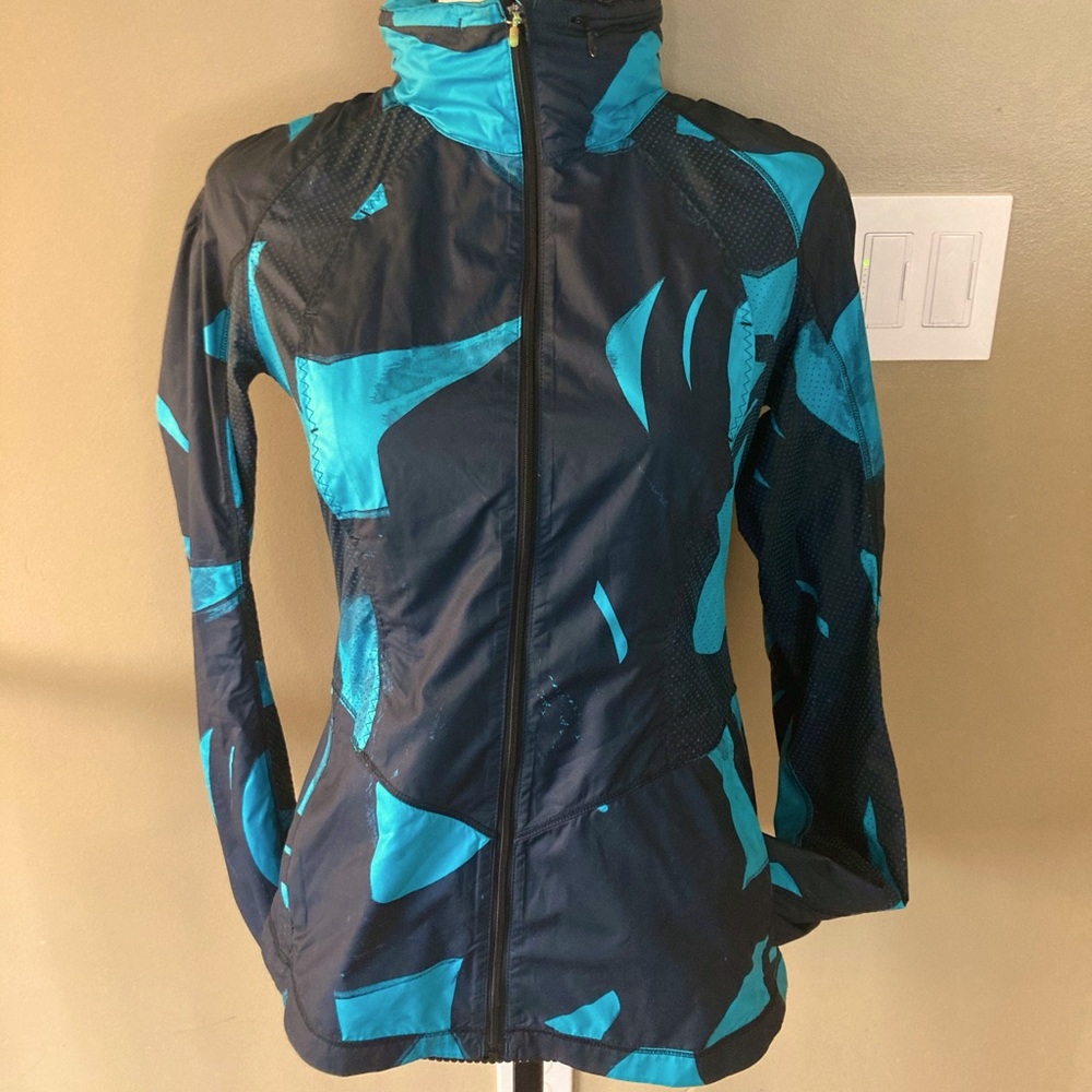 Lululemon jacket black and blue women’s size 4 light weight w hood that zips up